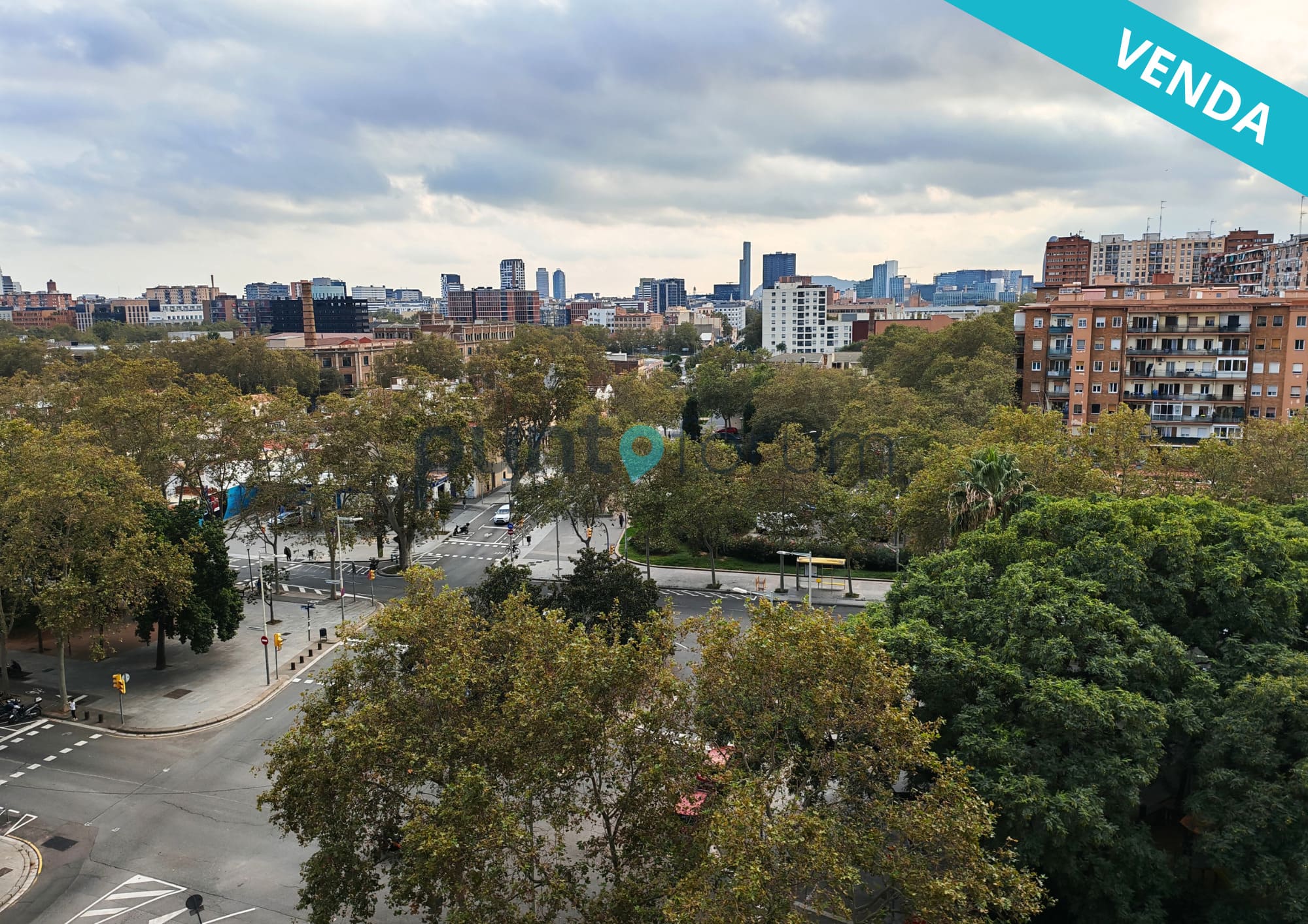 Piso luminoso con balcón en venta en Rambla Prim – ¡Listo para entrar a vivir!