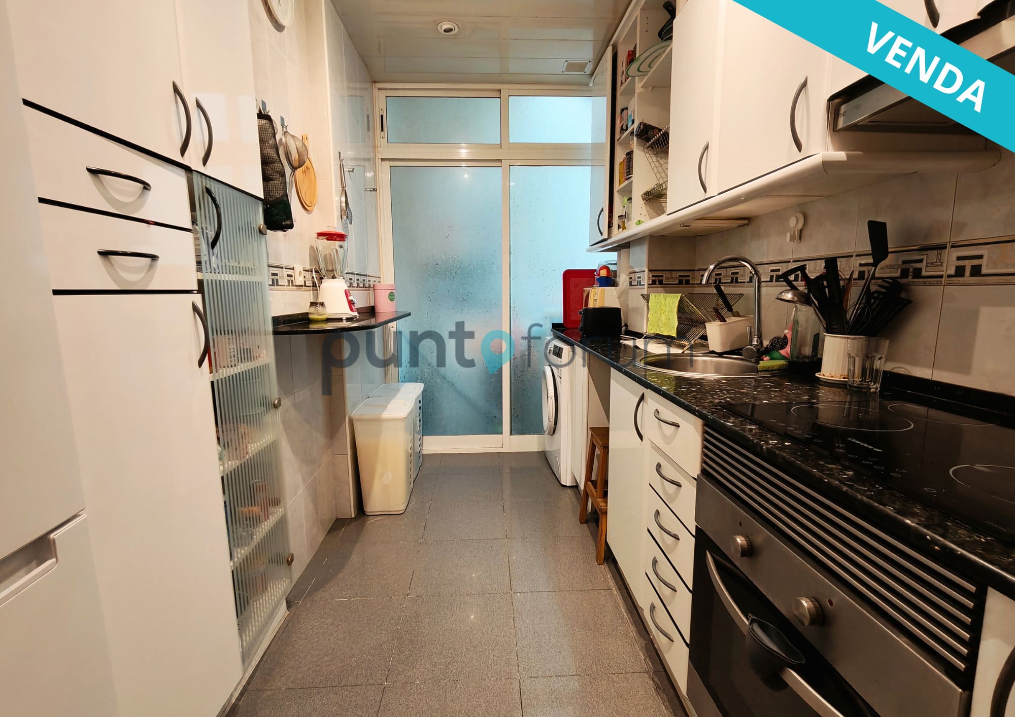 Piso luminoso con balcón en venta en Rambla Prim – ¡Listo para entrar a vivir!