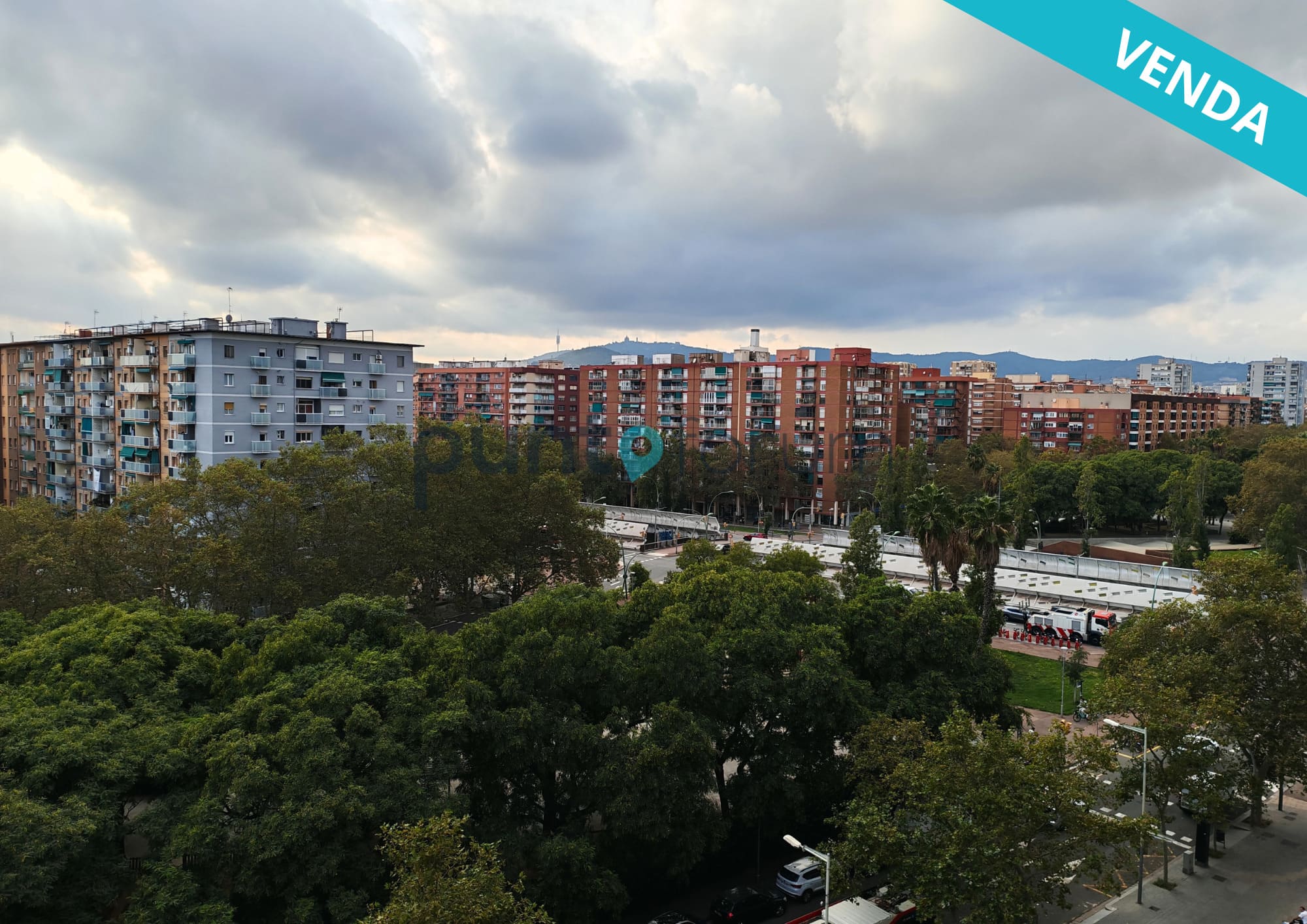Piso luminoso con balcón en venta en Rambla Prim – ¡Listo para entrar a vivir!