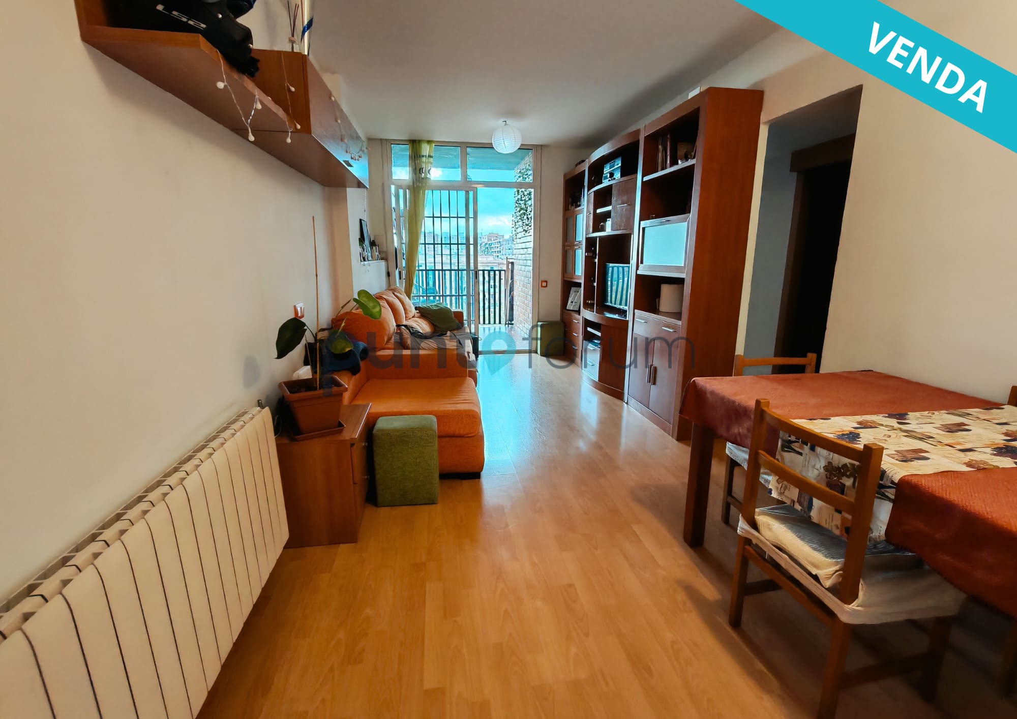 Piso luminoso con balcón en venta en Rambla Prim – ¡Listo para entrar a vivir!