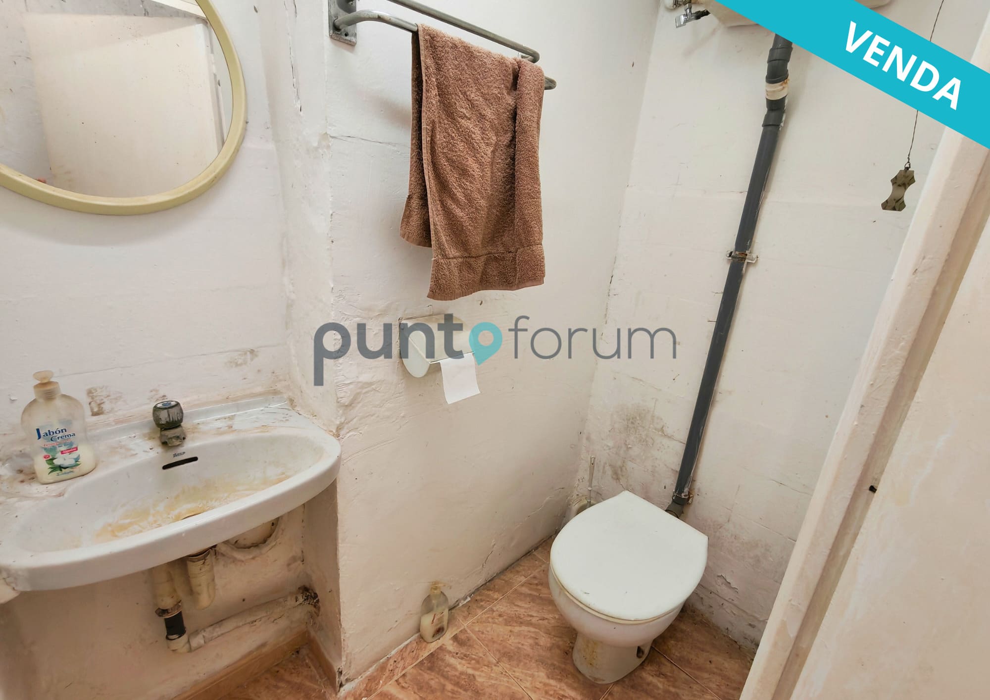 Oportunidad de inversión en Calle Maresme: Piso de 60 m² en planta baja, en una finca de los años sesenta con ascensor. Gran potencial de revalorización!