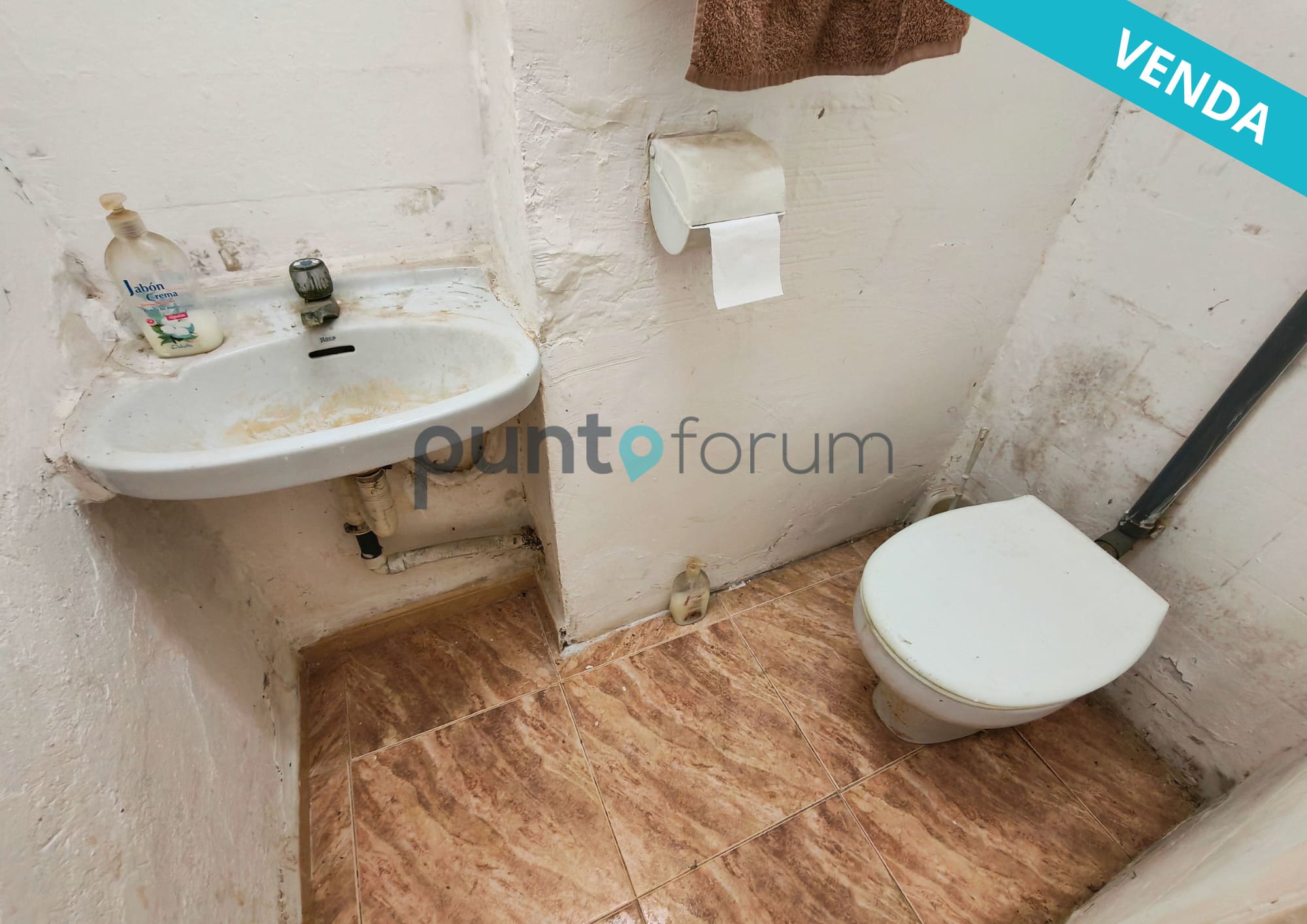 Oportunidad de inversión en Calle Maresme: Piso de 60 m² en planta baja, en una finca de los años sesenta con ascensor. Gran potencial de revalorización!