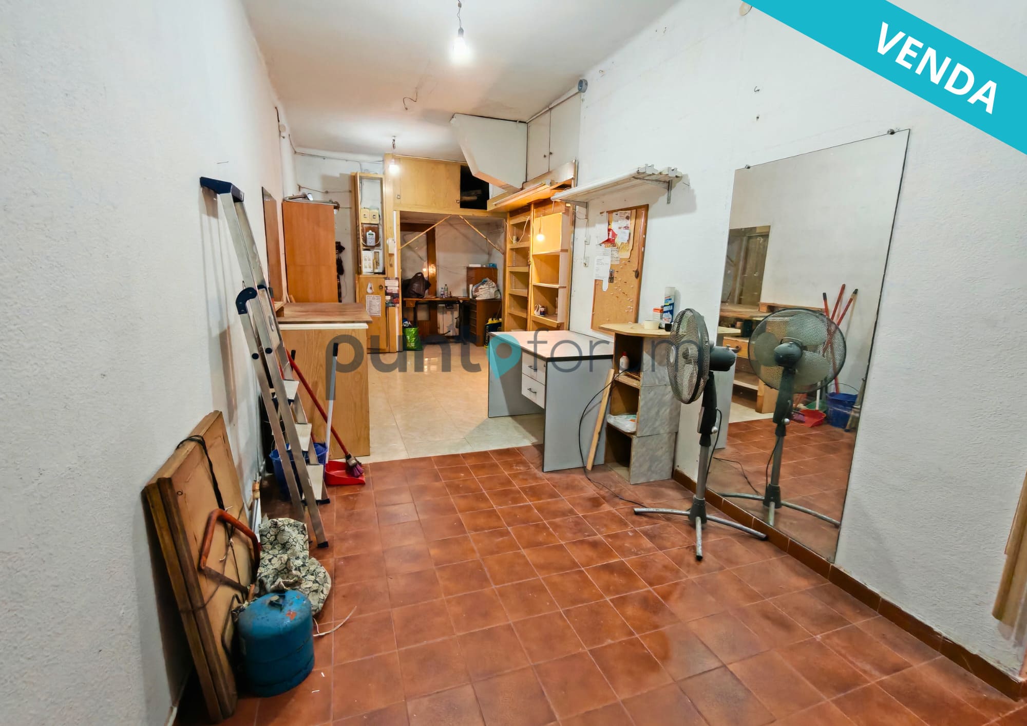 Oportunidad de inversión en Calle Maresme: Piso de 60 m² en planta baja, en una finca de los años sesenta con ascensor. Gran potencial de revalorización!